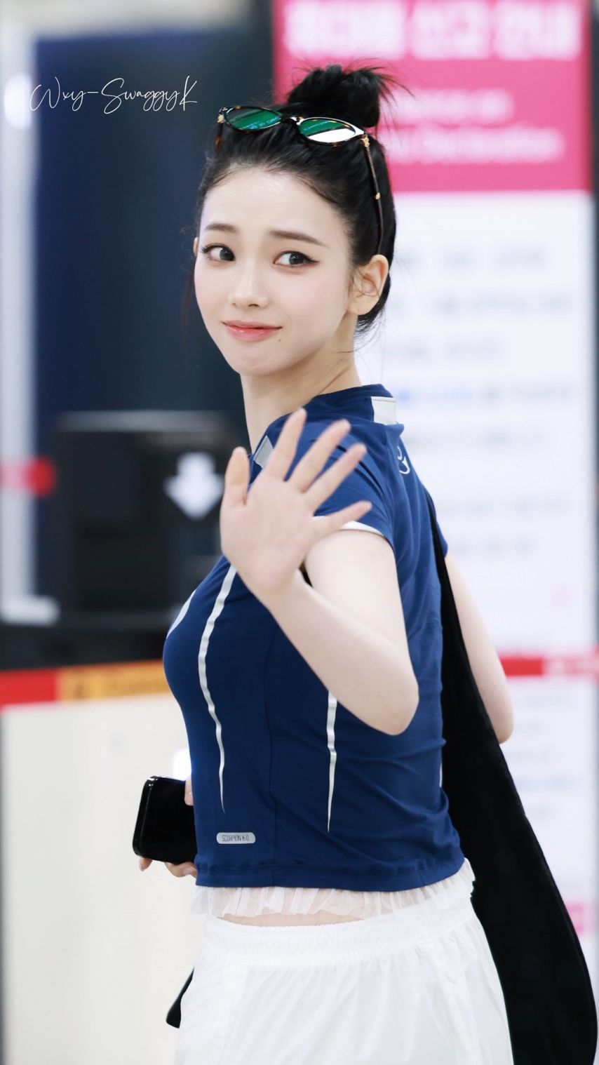 두상이 엄청 이쁜 카리나...브라가 은근히 비치는 묵직한 나이키 티