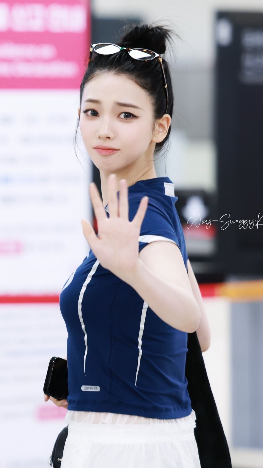 두상이 엄청 이쁜 카리나...브라가 은근히 비치는 묵직한 나이키 티