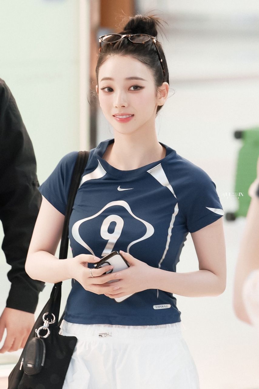 두상이 엄청 이쁜 카리나...브라가 은근히 비치는 묵직한 나이키 티