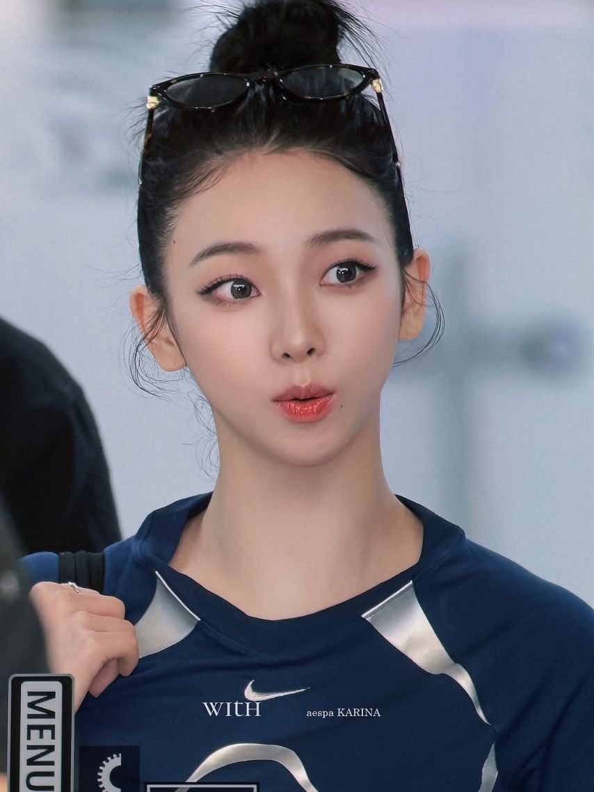 두상이 엄청 이쁜 카리나...브라가 은근히 비치는 묵직한 나이키 티