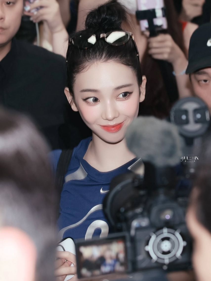 두상이 엄청 이쁜 카리나...브라가 은근히 비치는 묵직한 나이키 티