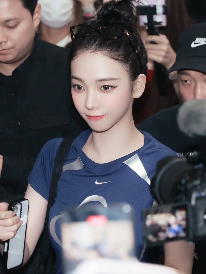두상이 엄청 이쁜 카리나...브라가 은근히 비치는 묵직한 나이키 티