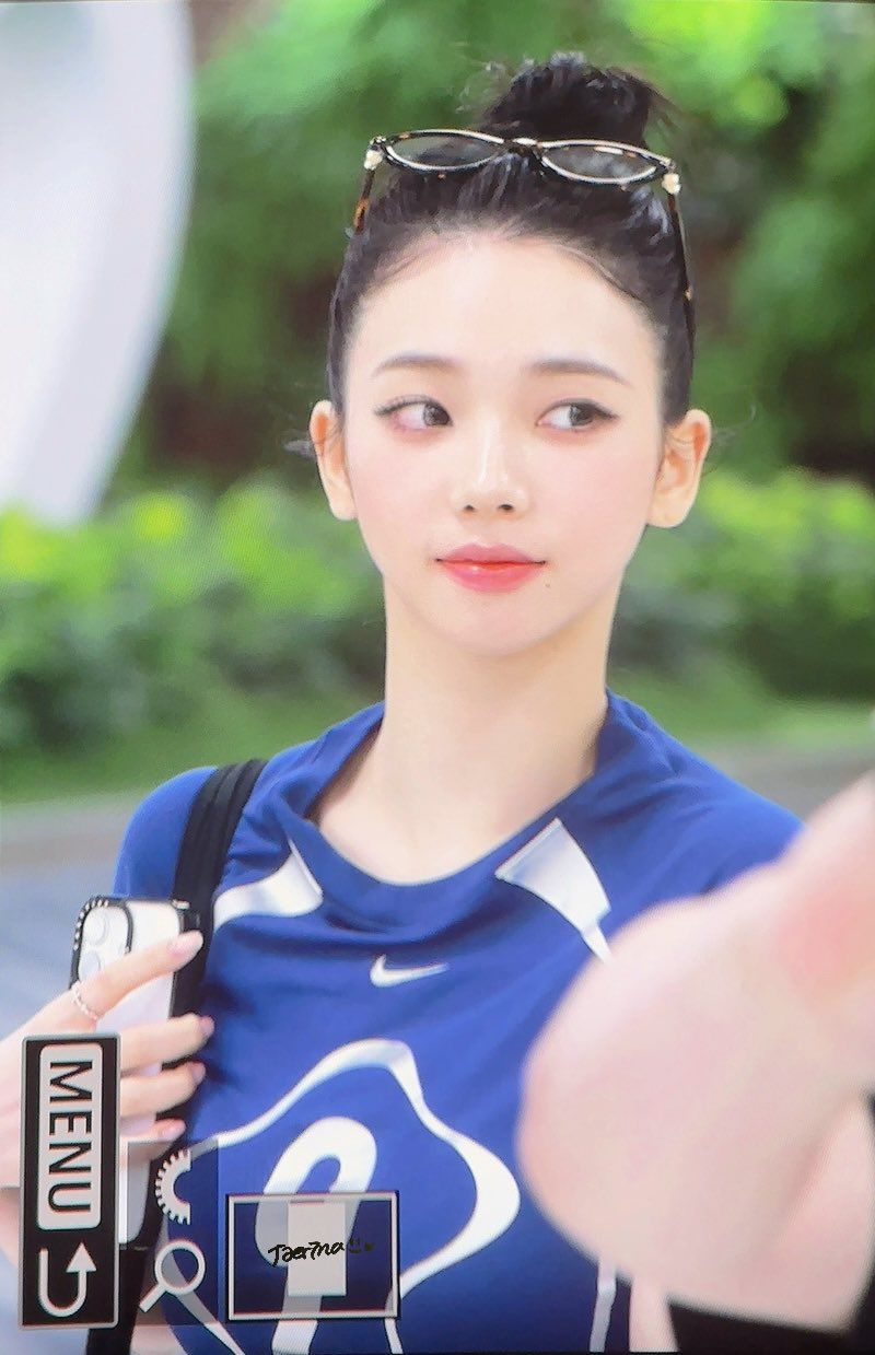 두상이 엄청 이쁜 카리나...브라가 은근히 비치는 묵직한 나이키 티