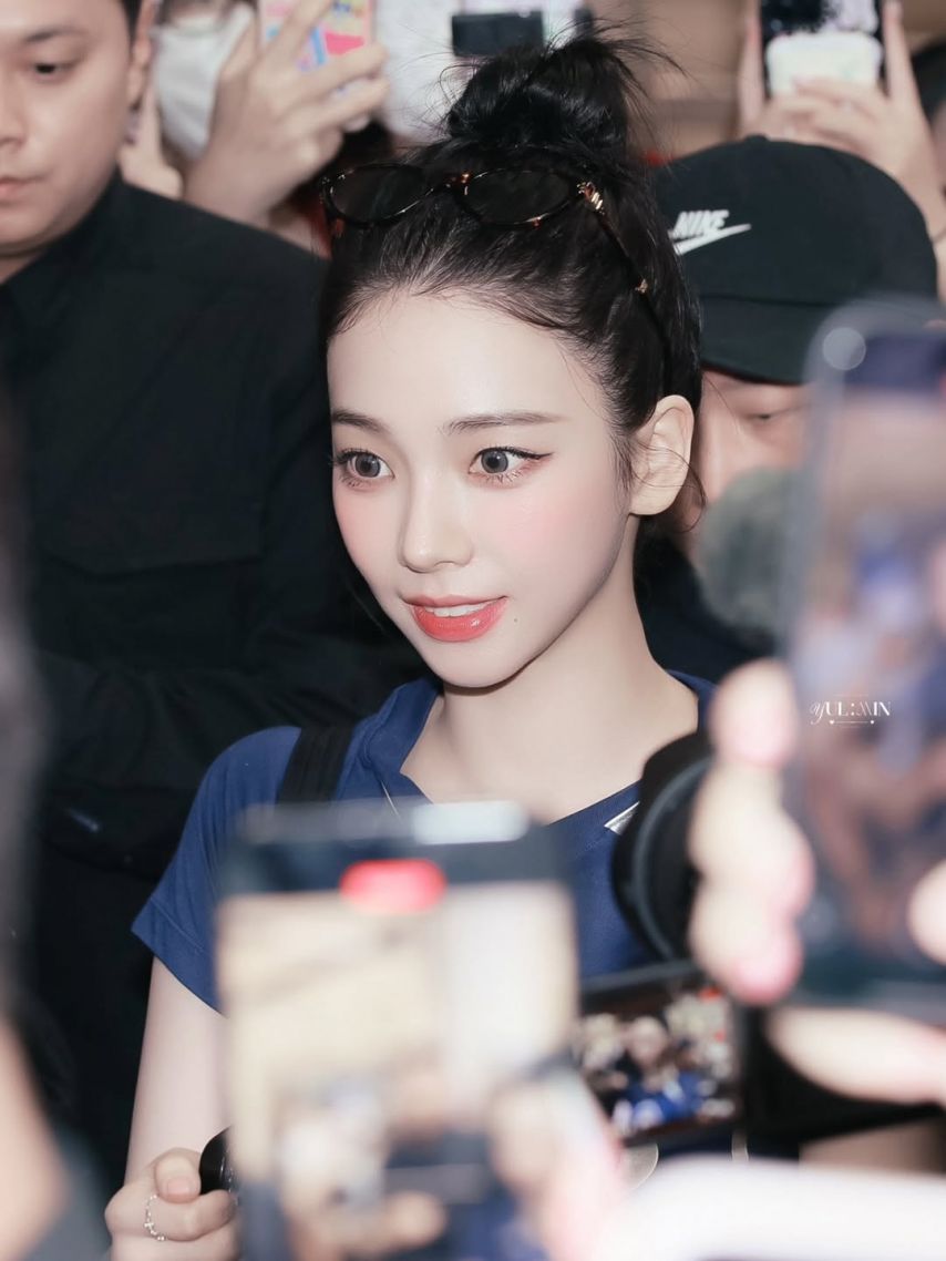두상이 엄청 이쁜 카리나...브라가 은근히 비치는 묵직한 나이키 티