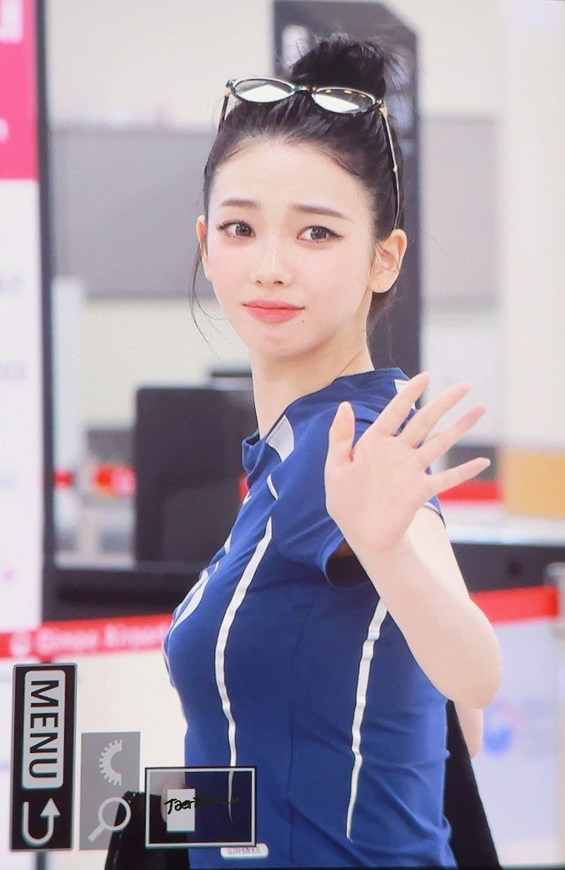 두상이 엄청 이쁜 카리나...브라가 은근히 비치는 묵직한 나이키 티