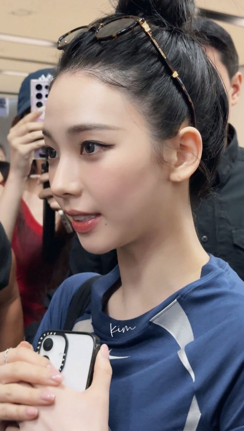 두상이 엄청 이쁜 카리나...브라가 은근히 비치는 묵직한 나이키 티