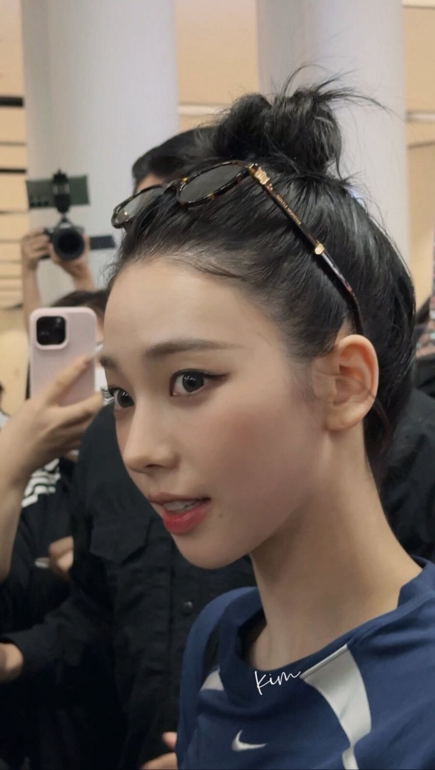 두상이 엄청 이쁜 카리나...브라가 은근히 비치는 묵직한 나이키 티