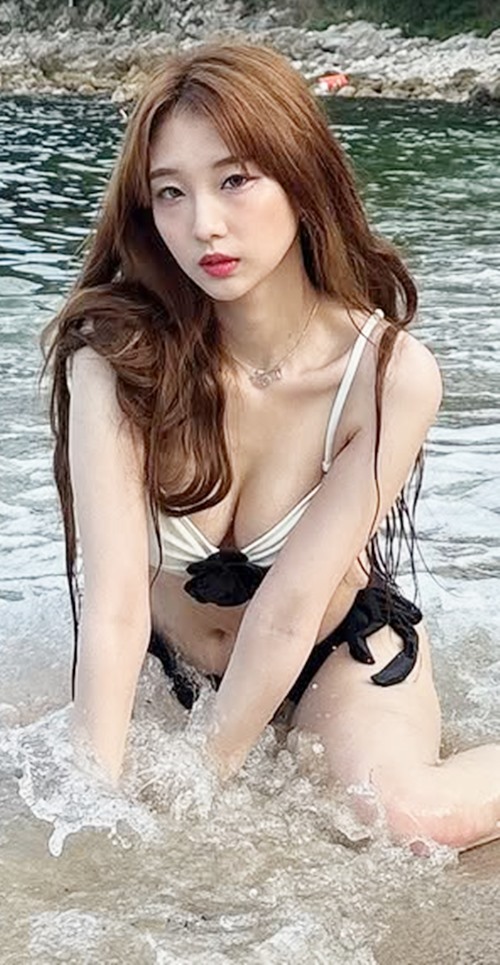 흰+검 비키니, 체크 수영복 입은 루셈블 여진 가슴골 Y존 레전드