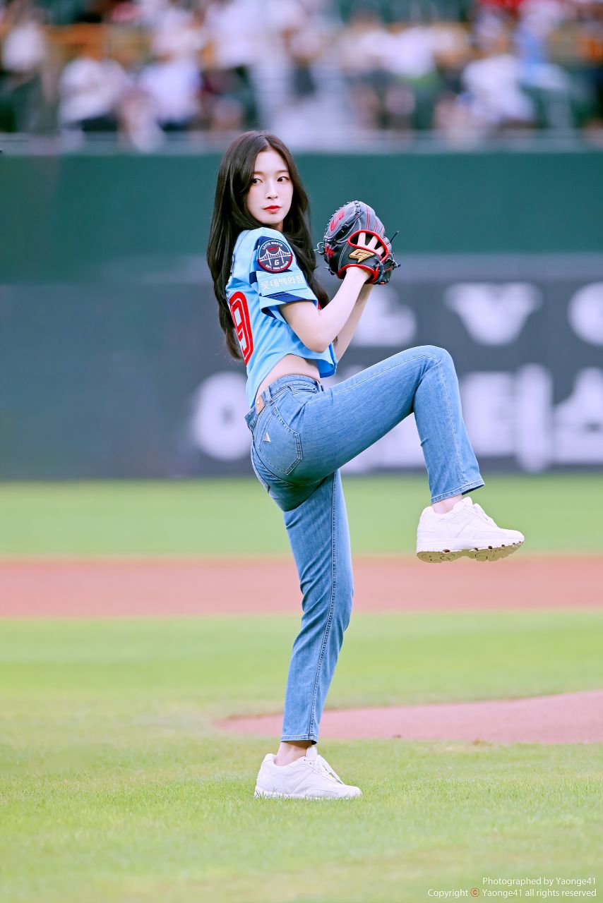 롯데 시구하러 간 아린...엉밑살 + 팬티자국이 비치는 요망한 청바지핏
