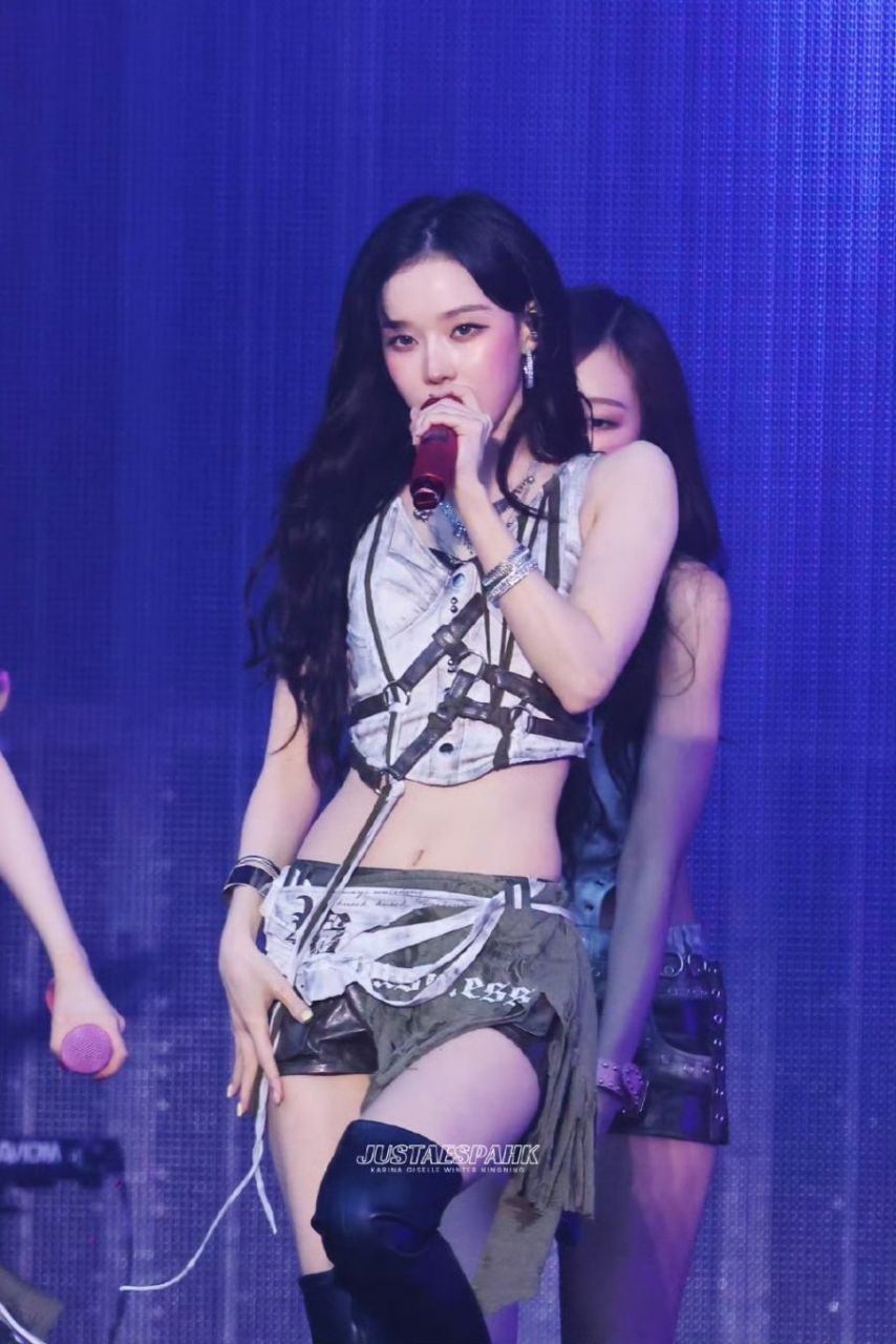 오사카 썸머소닉 에스파 윈터 매끈한 허리라인