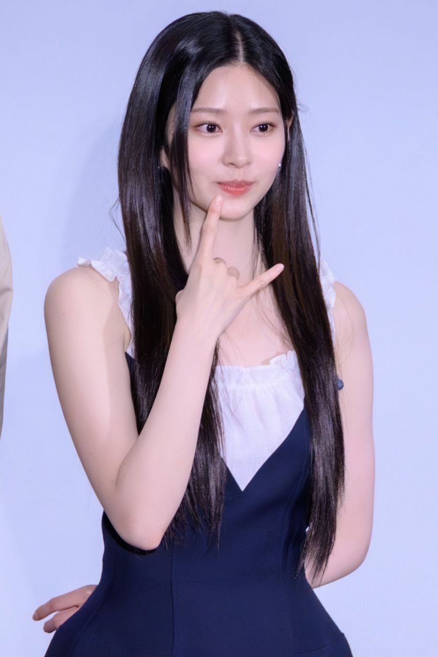 무대 올라가다 구두가 벗겨진 김민주 ㅋ