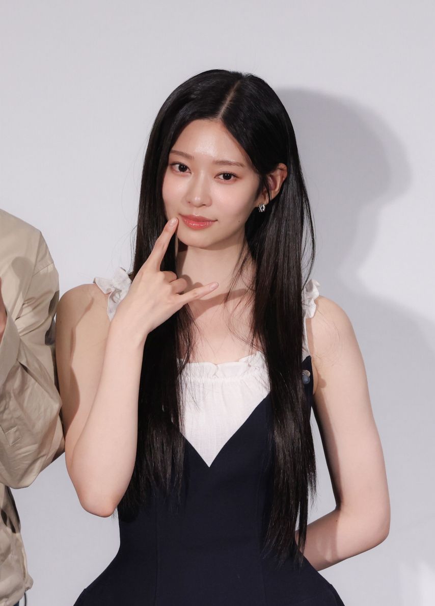 무대 올라가다 구두가 벗겨진 김민주 ㅋ
