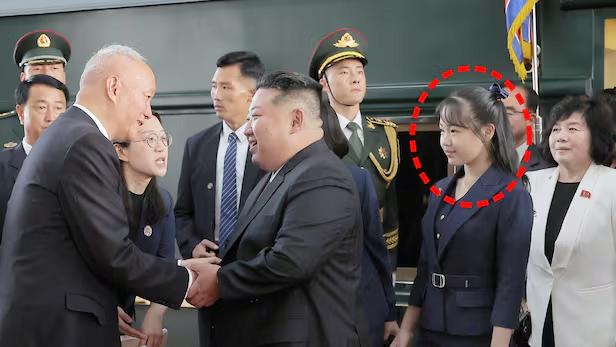 [속보] 국정원 "김주애, 유력 후계자 입지, 다른 자녀 유학설은 유력치 않아"