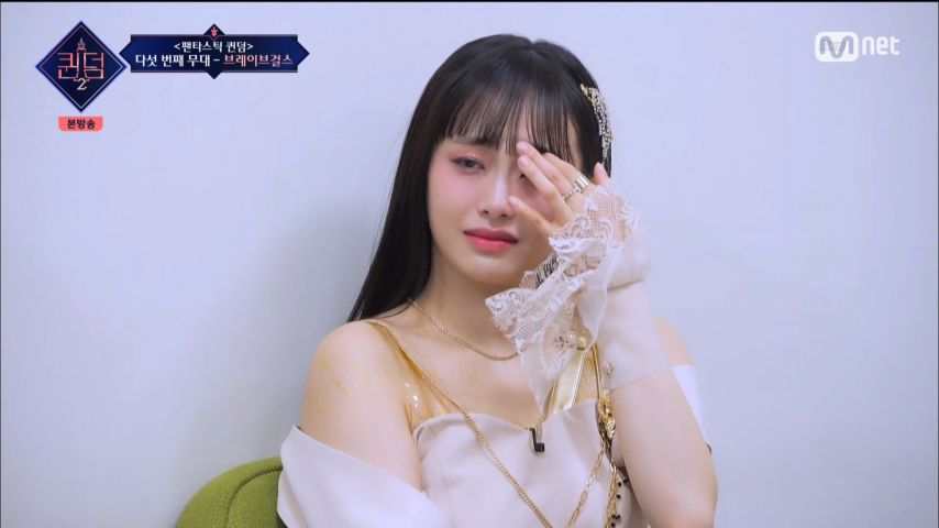브레이브걸스 경연무대 바라보는 츄 표정