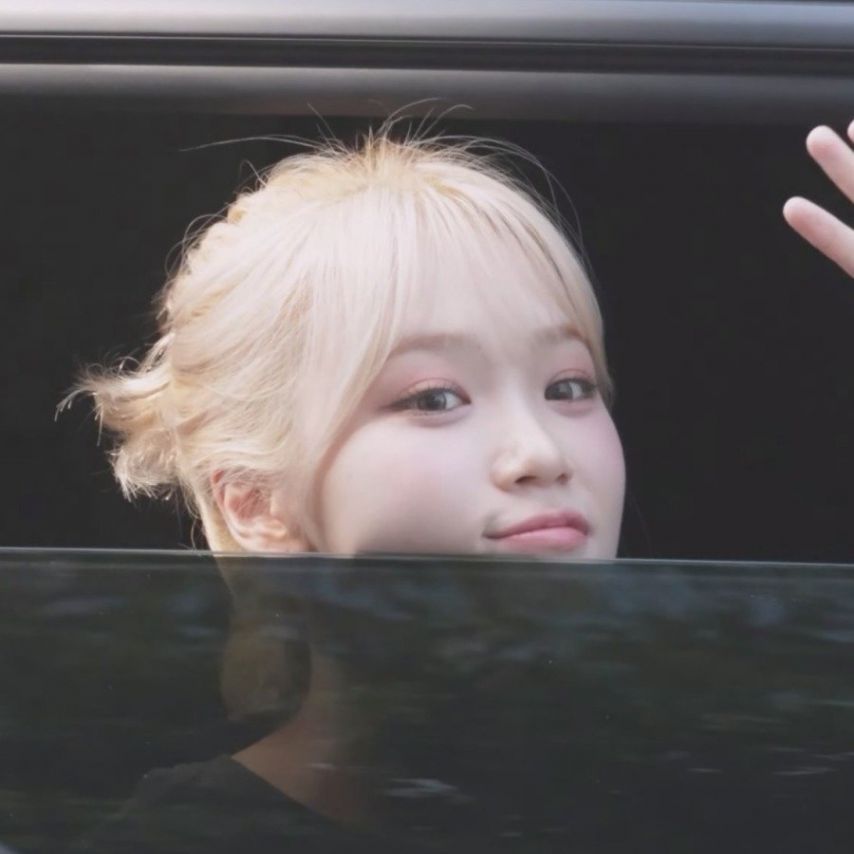 [르세라핌] 옆 차랑 눈 마주치고 당황한 김채원 ㅋ