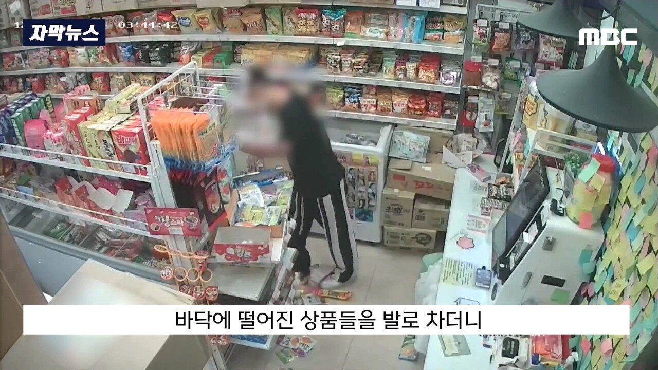 무인점포 때려 부순 문신남과 묵묵히 치운 행인...