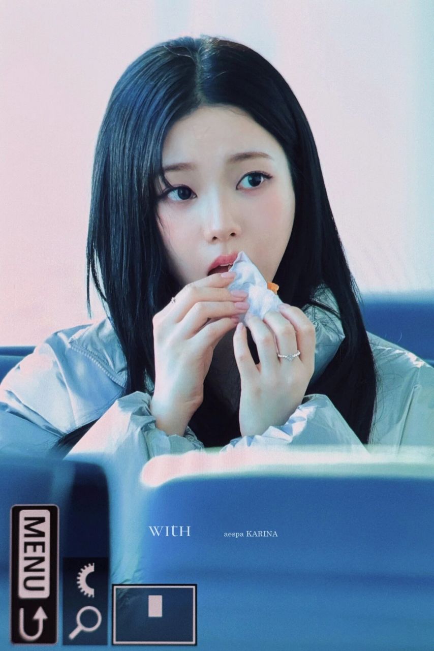 오물오물 혀까지 낼름거리며 도넛 먹는 에스파 카리나