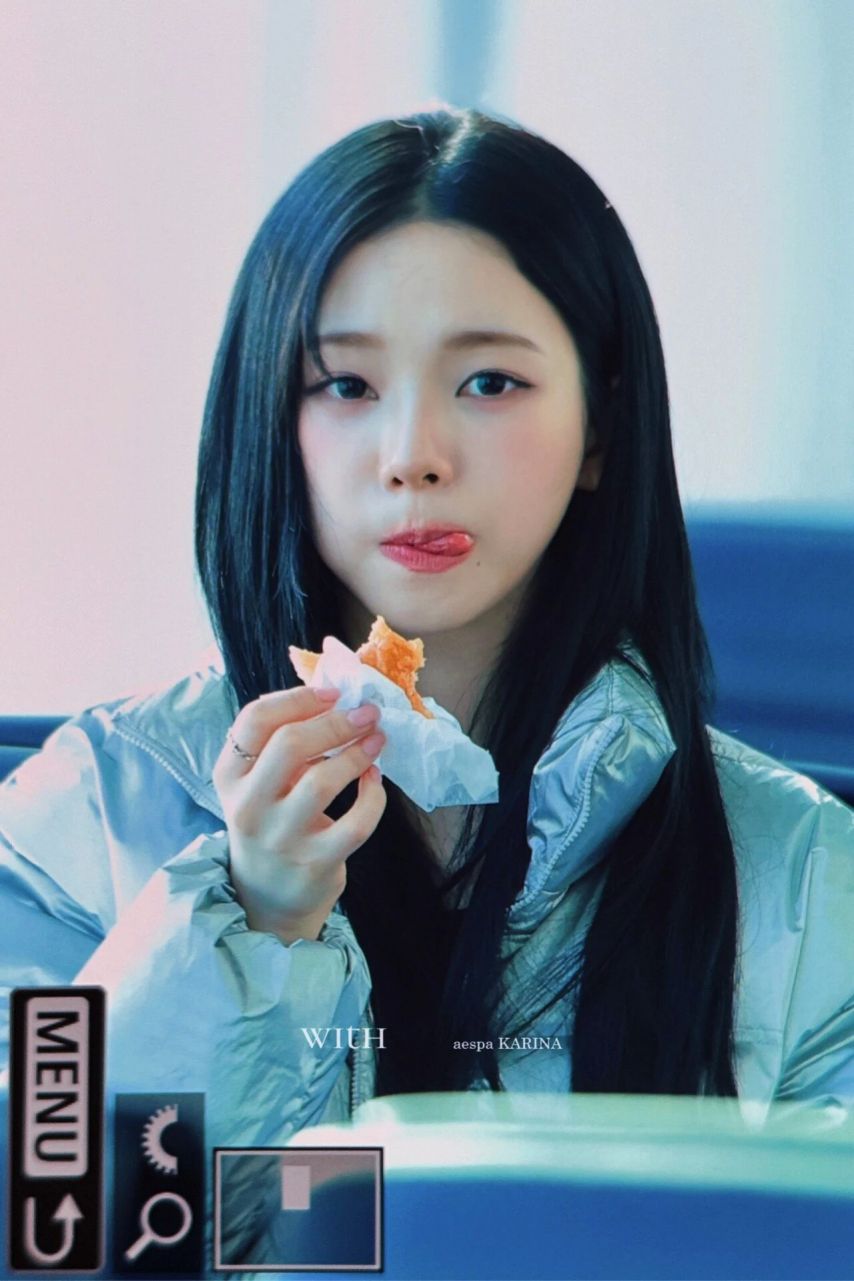 오물오물 혀까지 낼름거리며 도넛 먹는 에스파 카리나