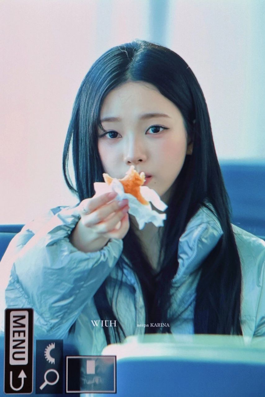 오물오물 혀까지 낼름거리며 도넛 먹는 에스파 카리나