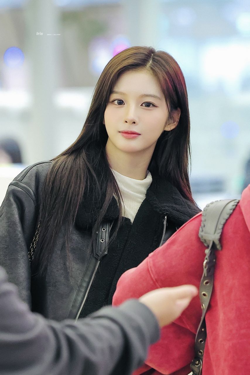 출국하는 엔믹스 설윤 검정핫팬츠 매끈한 검스 각선미 공항패션