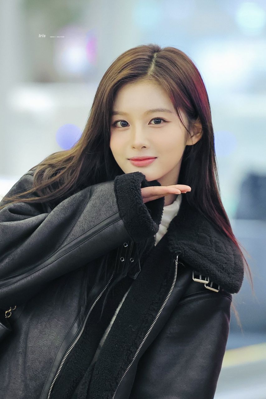 출국하는 엔믹스 설윤 검정핫팬츠 매끈한 검스 각선미 공항패션