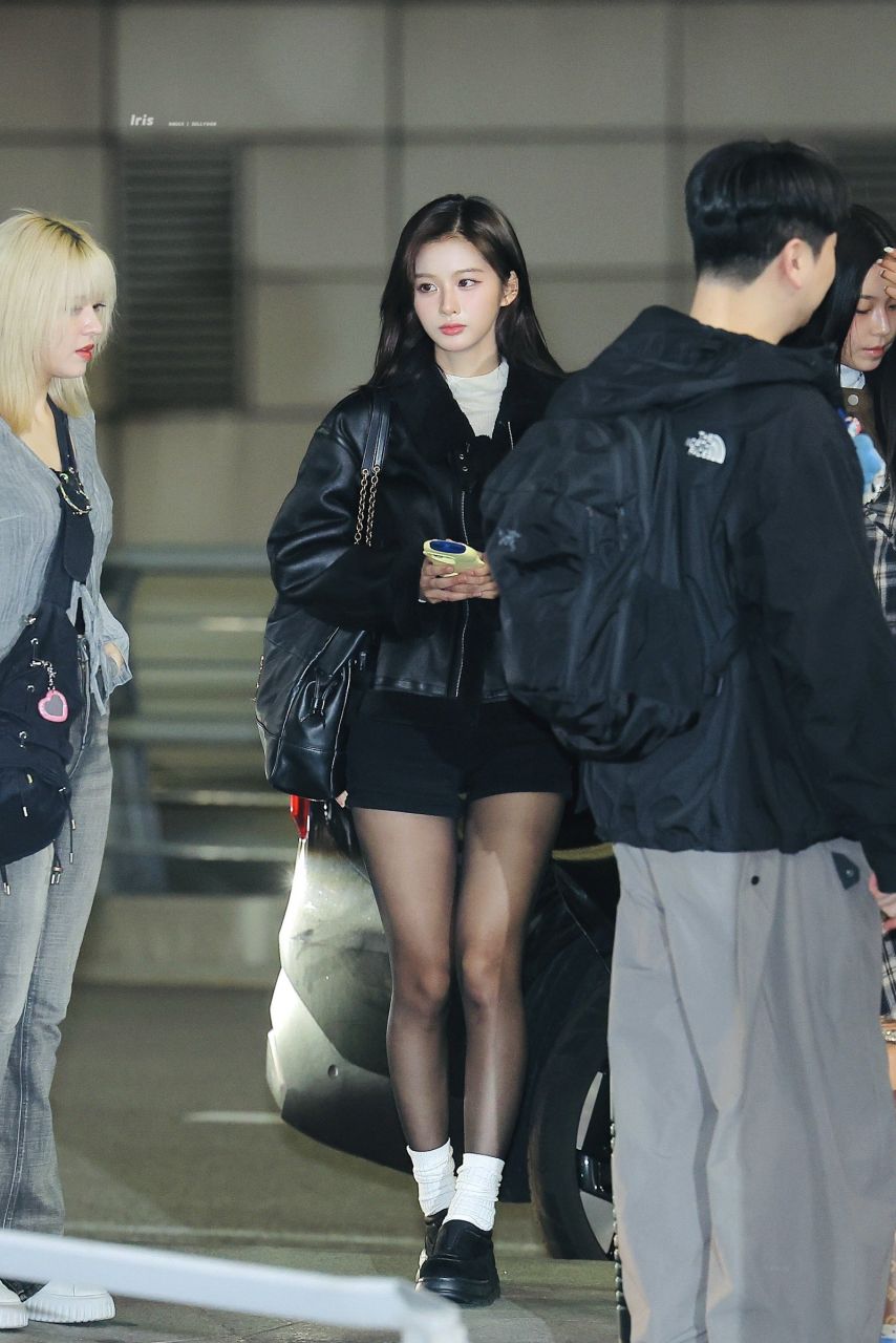 출국하는 엔믹스 설윤 검정핫팬츠 매끈한 검스 각선미 공항패션