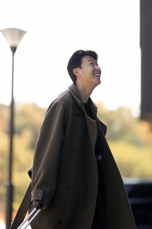 롱코트입고 천안축구센터 입소하는 오늘자 손흥민