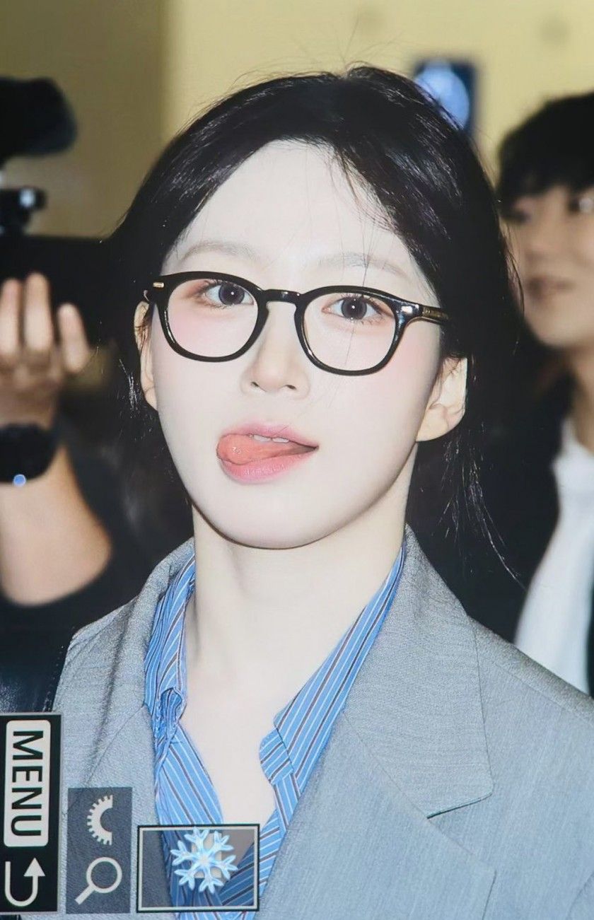 회색 정장자켓 공항패션 스타킹 올 나간거 보여주는 엔믹스 오해원