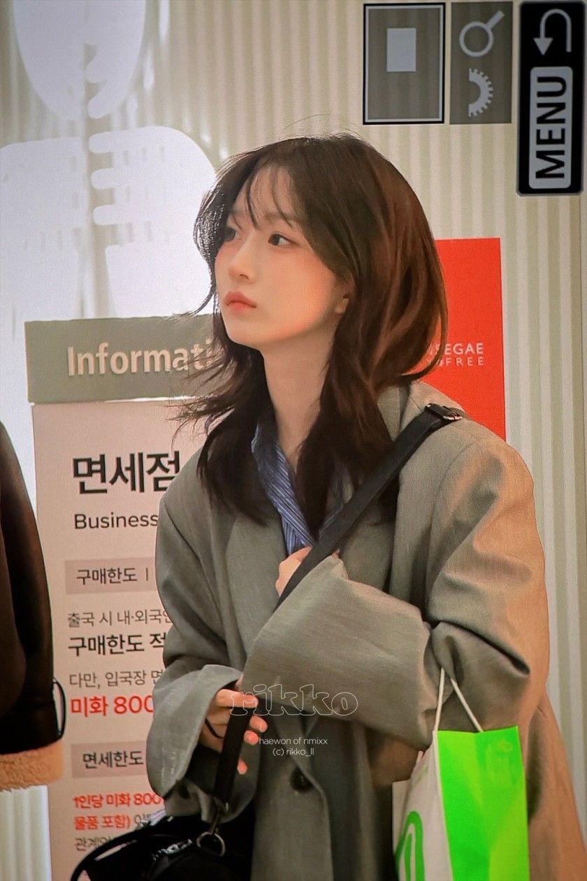 회색 정장자켓 공항패션 스타킹 올 나간거 보여주는 엔믹스 오해원
