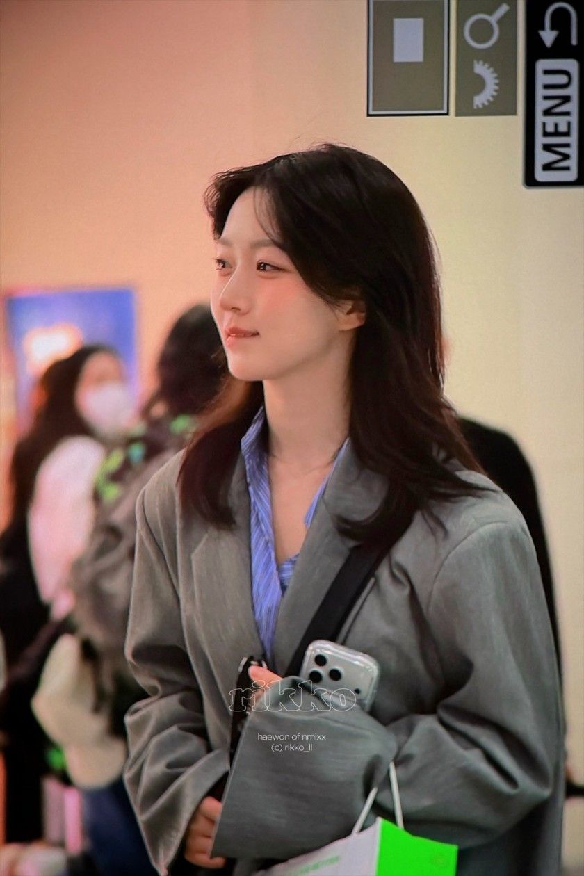 회색 정장자켓 공항패션 스타킹 올 나간거 보여주는 엔믹스 오해원