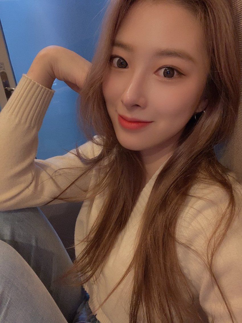 로켓펀치-윤경