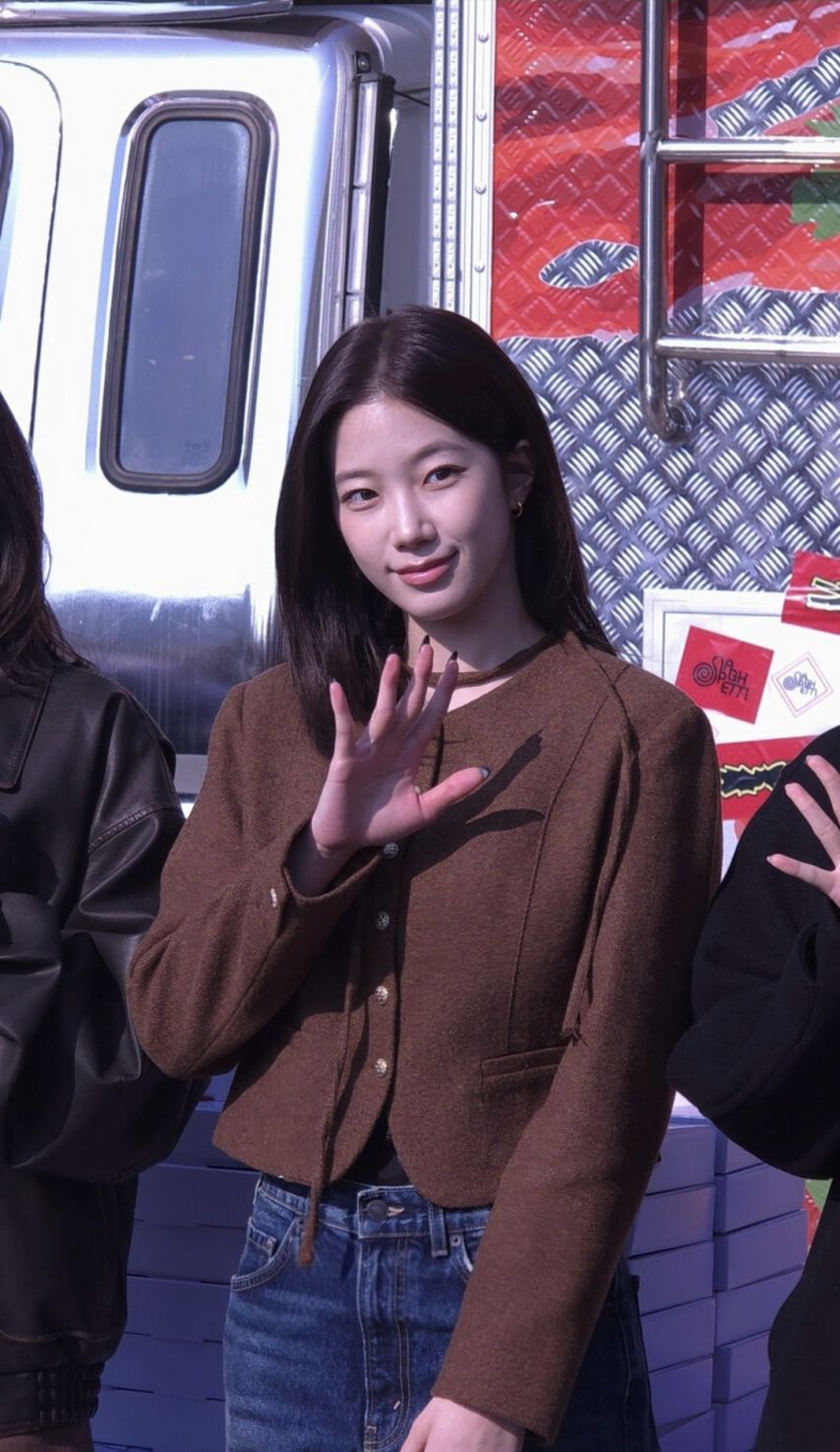 수수한 차림의 르세라핌 카즈하.gif