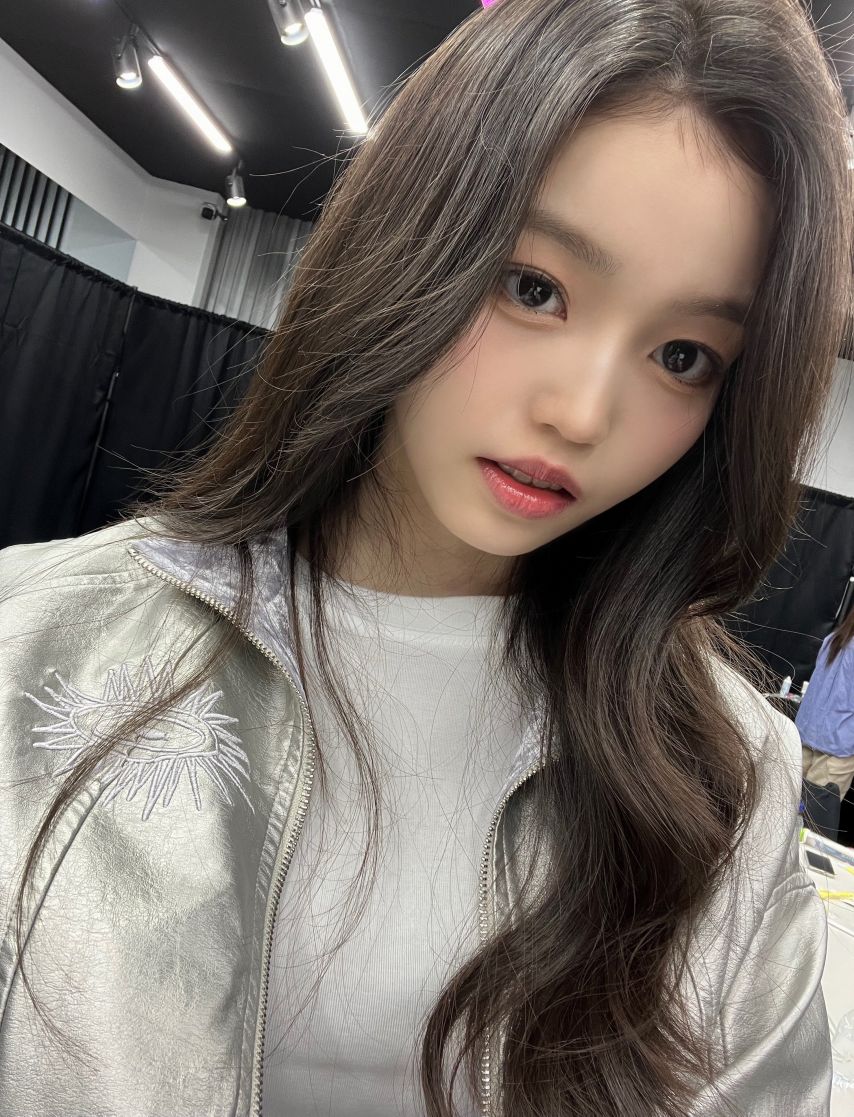 이즈나 데뷔 1주년