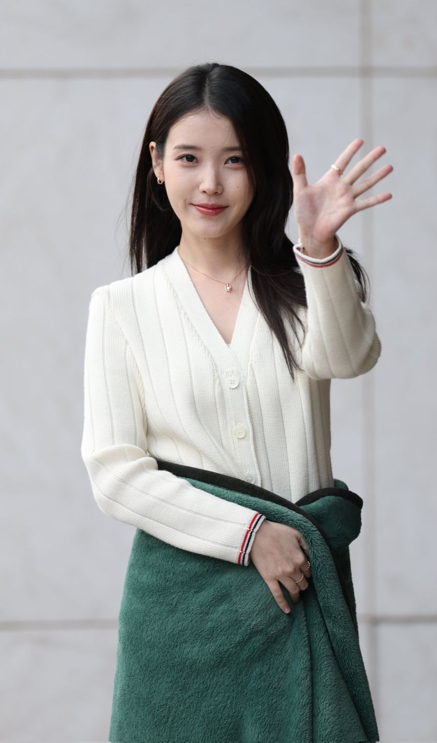 251126 제이에스티나 포토콜 아이유
