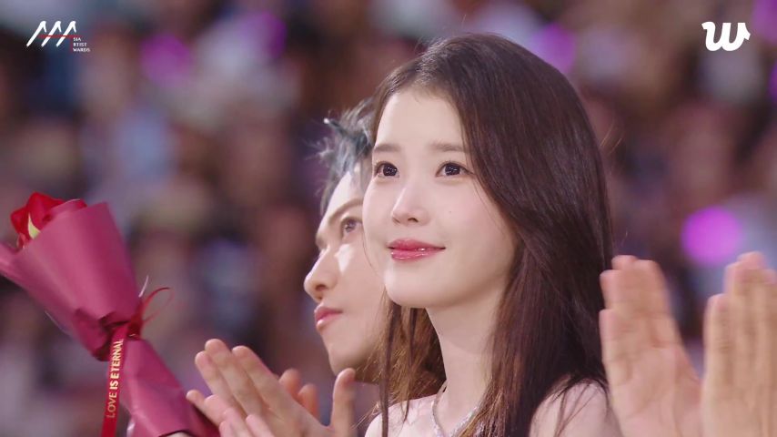 오프숄더 드레스 입은 2025 AAA 시상식 아이유 . JPGIF (스압)