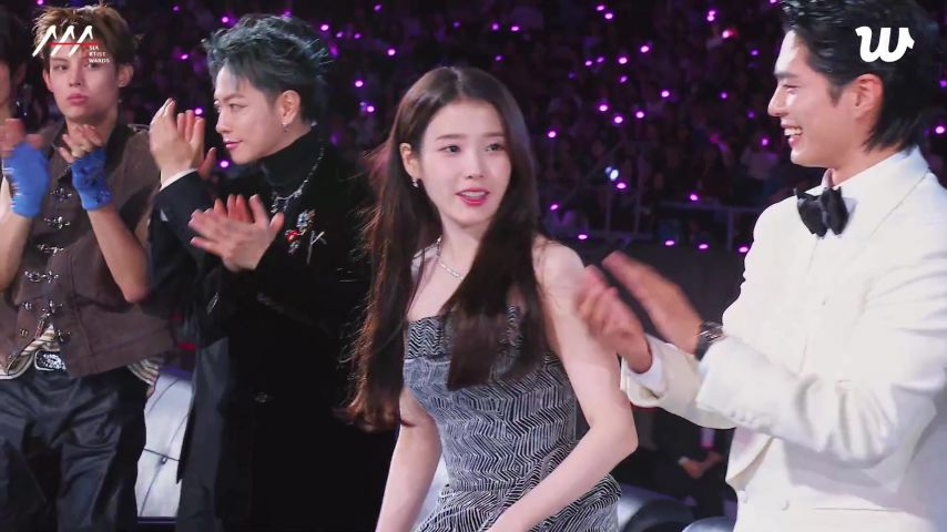 오프숄더 드레스 입은 2025 AAA 시상식 아이유 . JPGIF (스압)