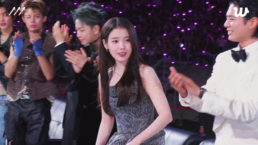 오프숄더 드레스 입은 2025 AAA 시상식 아이유 . JPGIF (스압)