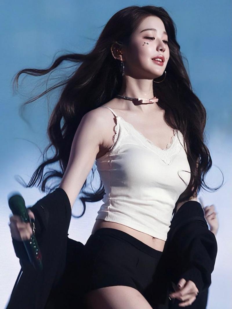 아이브 장원영 후드 집업속 봉긋 가슴 흰나시 매끈한 배 & 배꼽.jpg