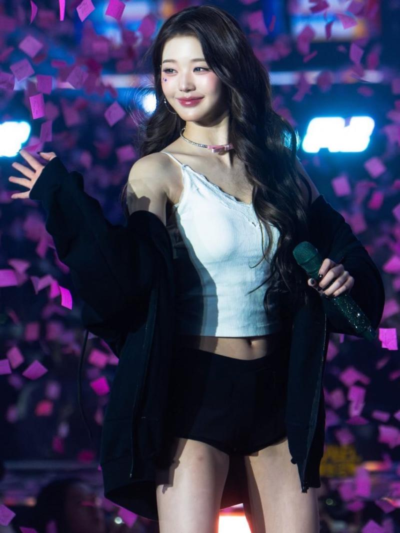 아이브 장원영 후드 집업속 봉긋 가슴 흰나시 매끈한 배 & 배꼽.jpg