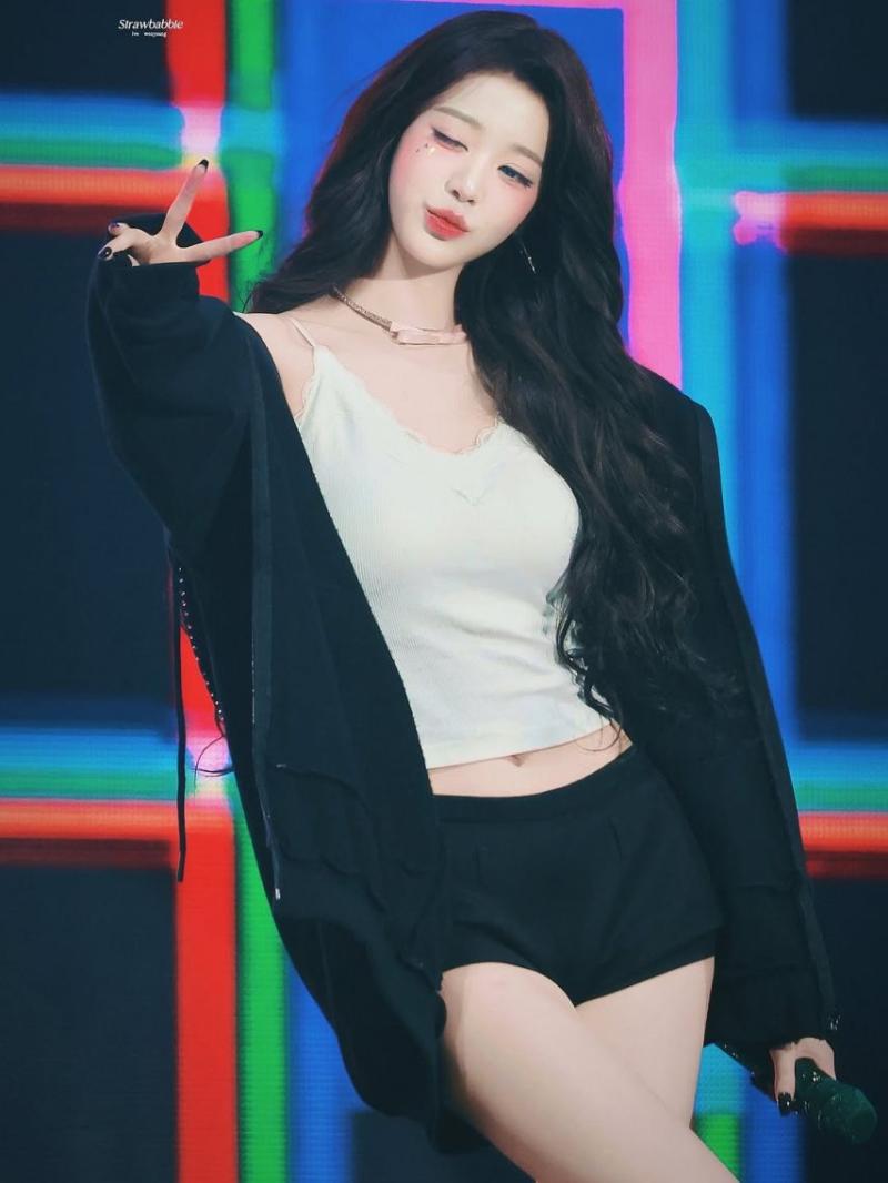 아이브 장원영 후드 집업속 봉긋 가슴 흰나시 매끈한 배 & 배꼽.jpg