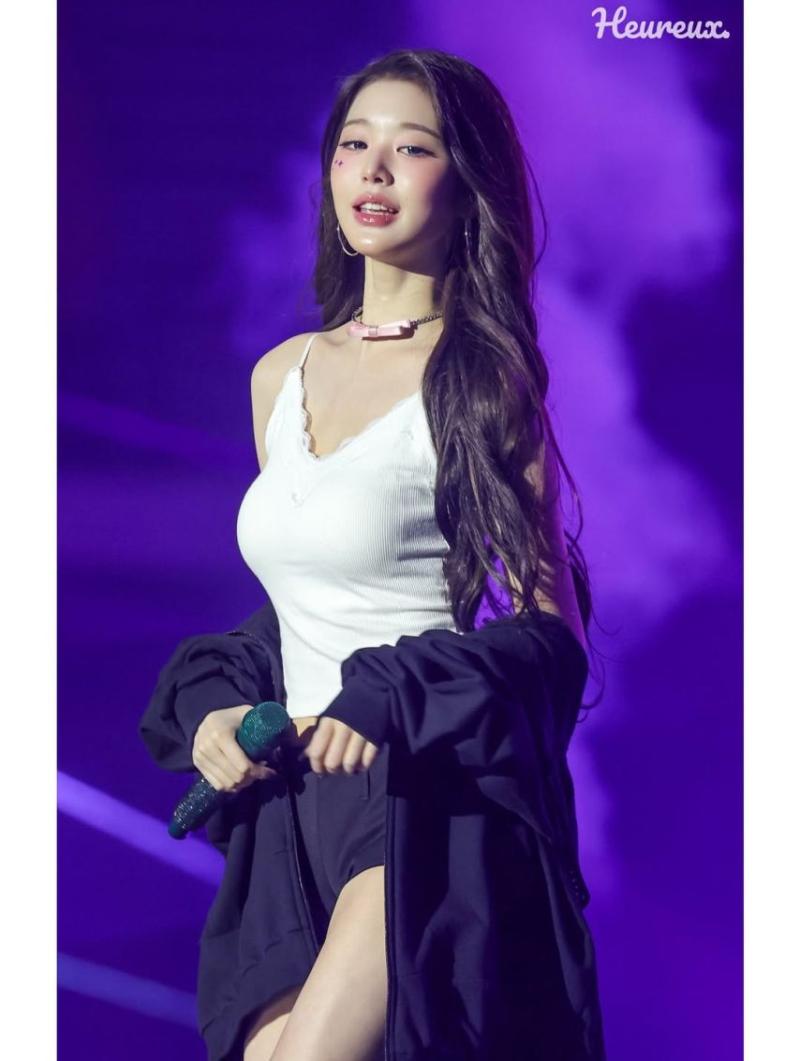 아이브 장원영 후드 집업속 봉긋 가슴 흰나시 매끈한 배 & 배꼽.jpg