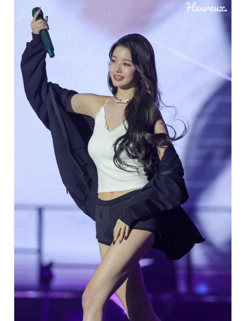 아이브 장원영 후드 집업속 봉긋 가슴 흰나시 매끈한 배 & 배꼽.jpg