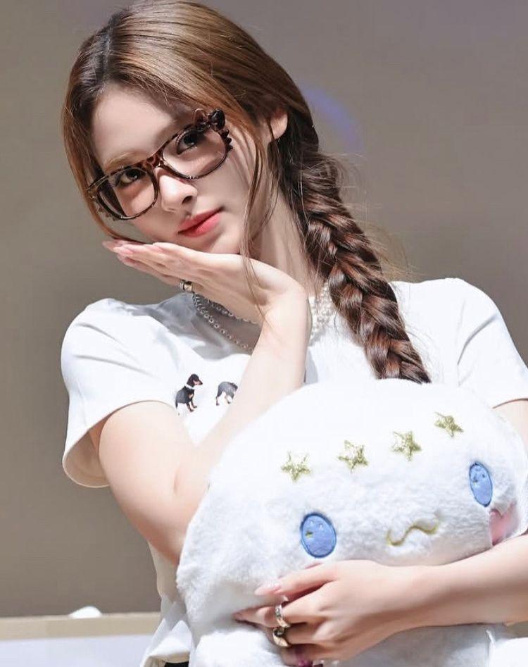 MEOVV (미야오) 안나