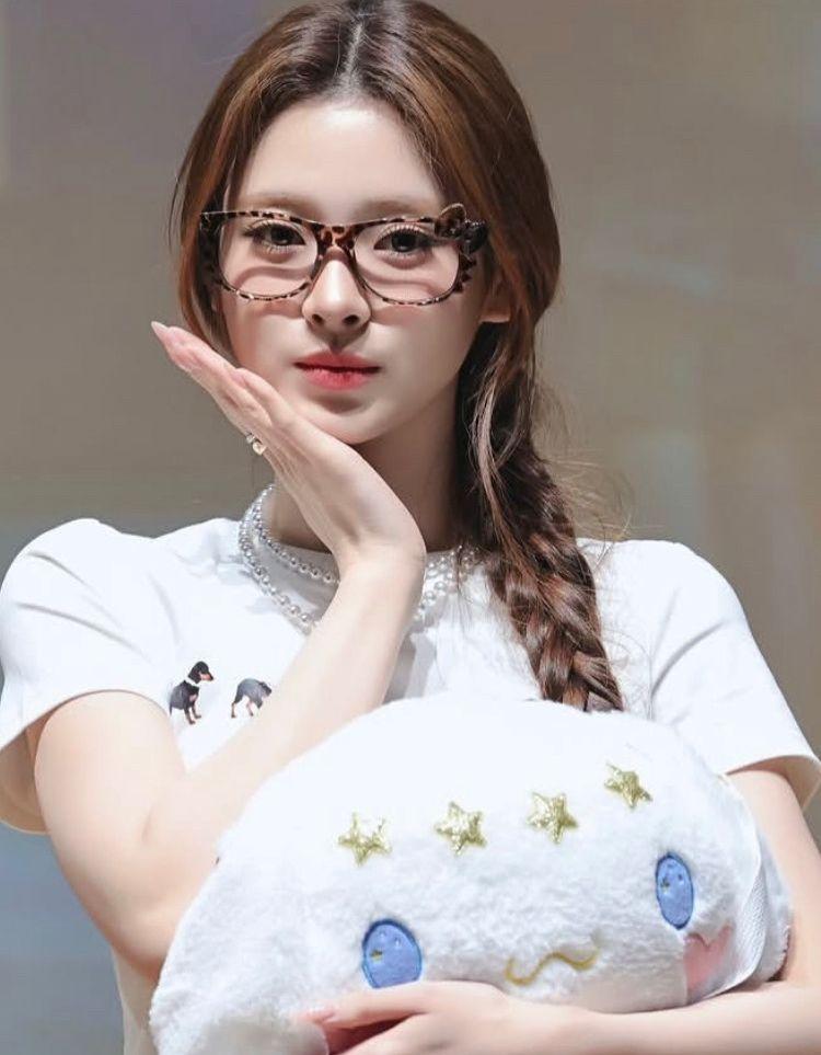 MEOVV (미야오) 안나