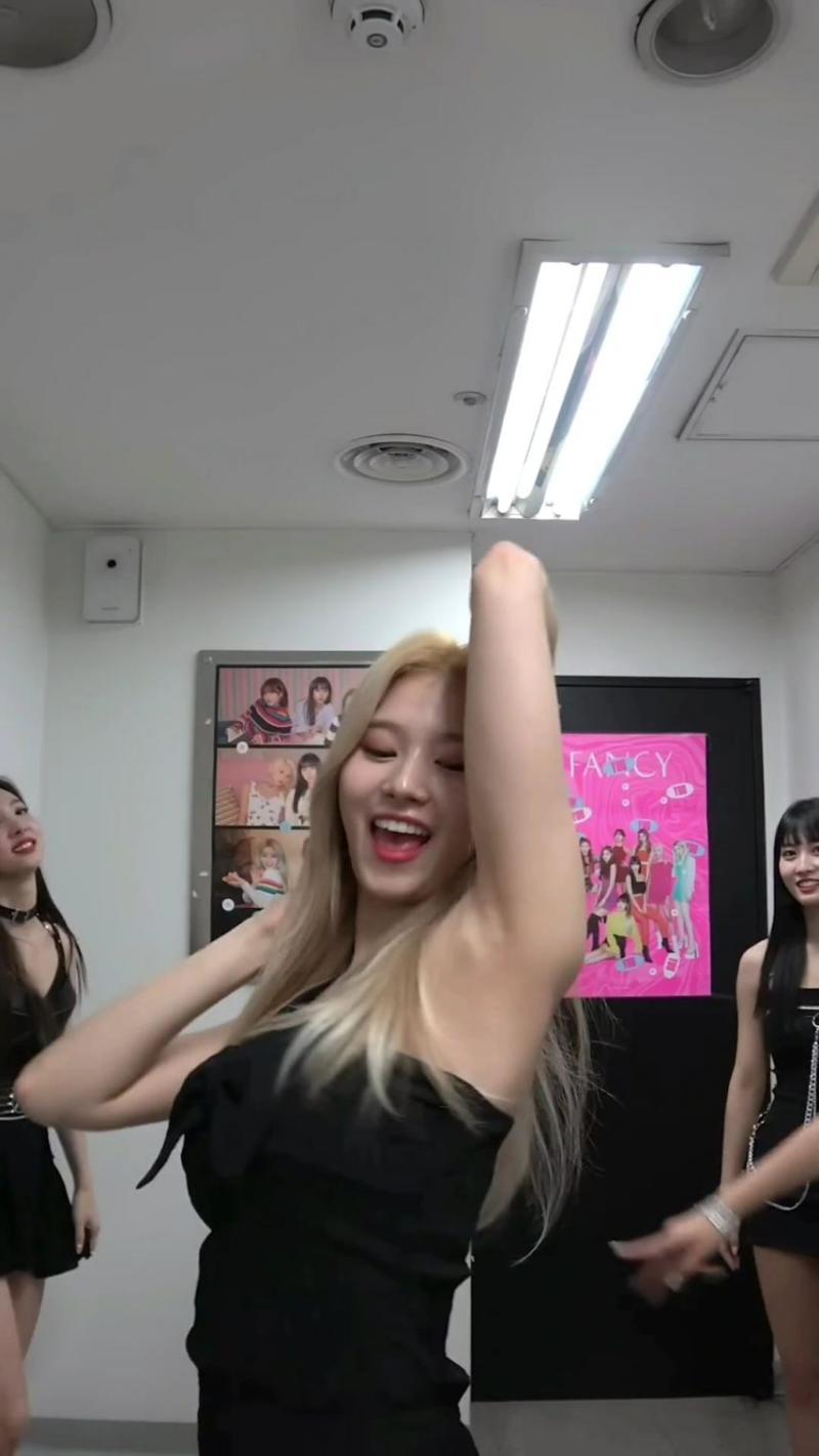 팔 위로 올리는 검정 홀터넥 원피스 트와이스 사나 겨드랑이
