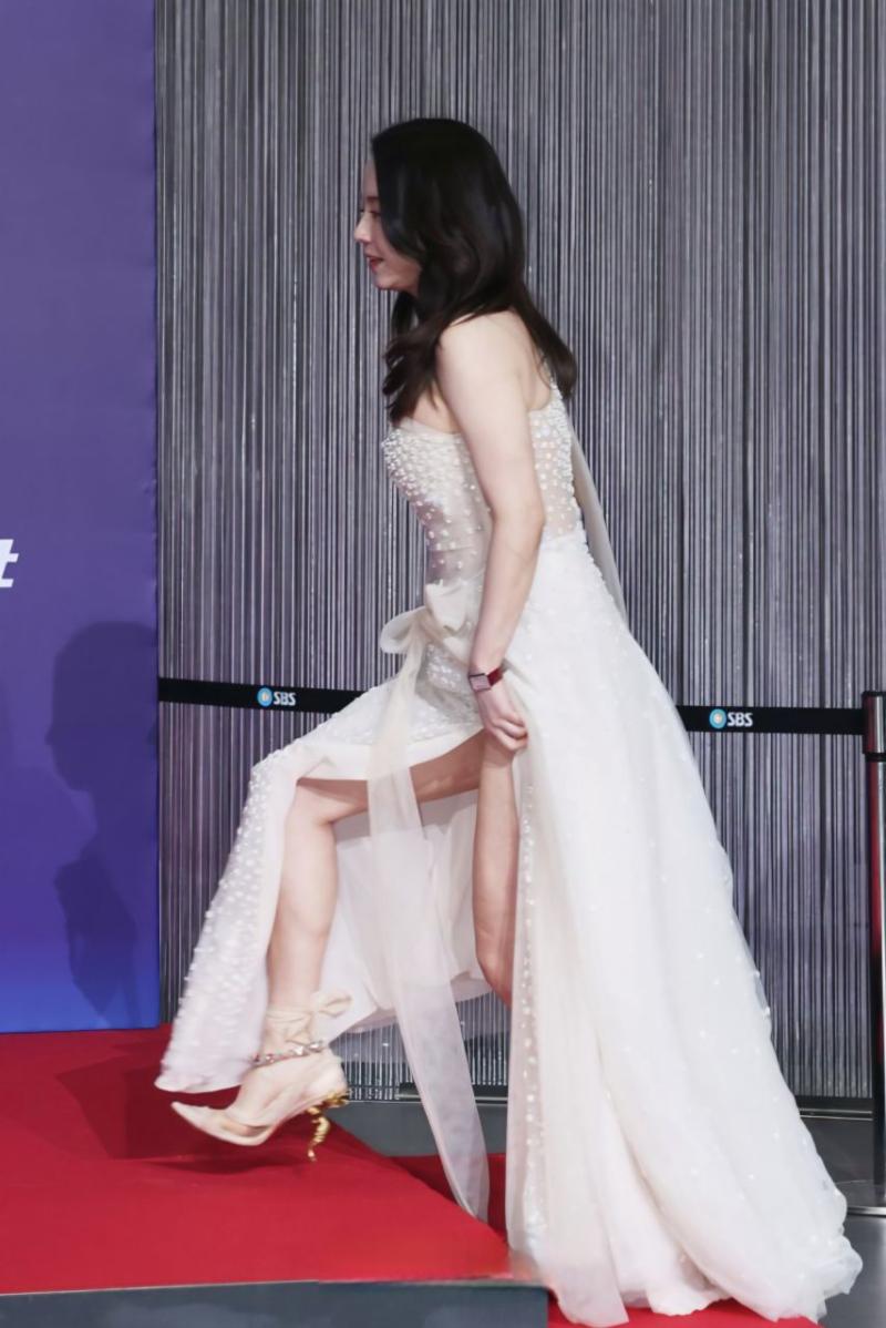 레드카펫 올라가는 송지효 절개된 드레스 사이로 야한 허벅지