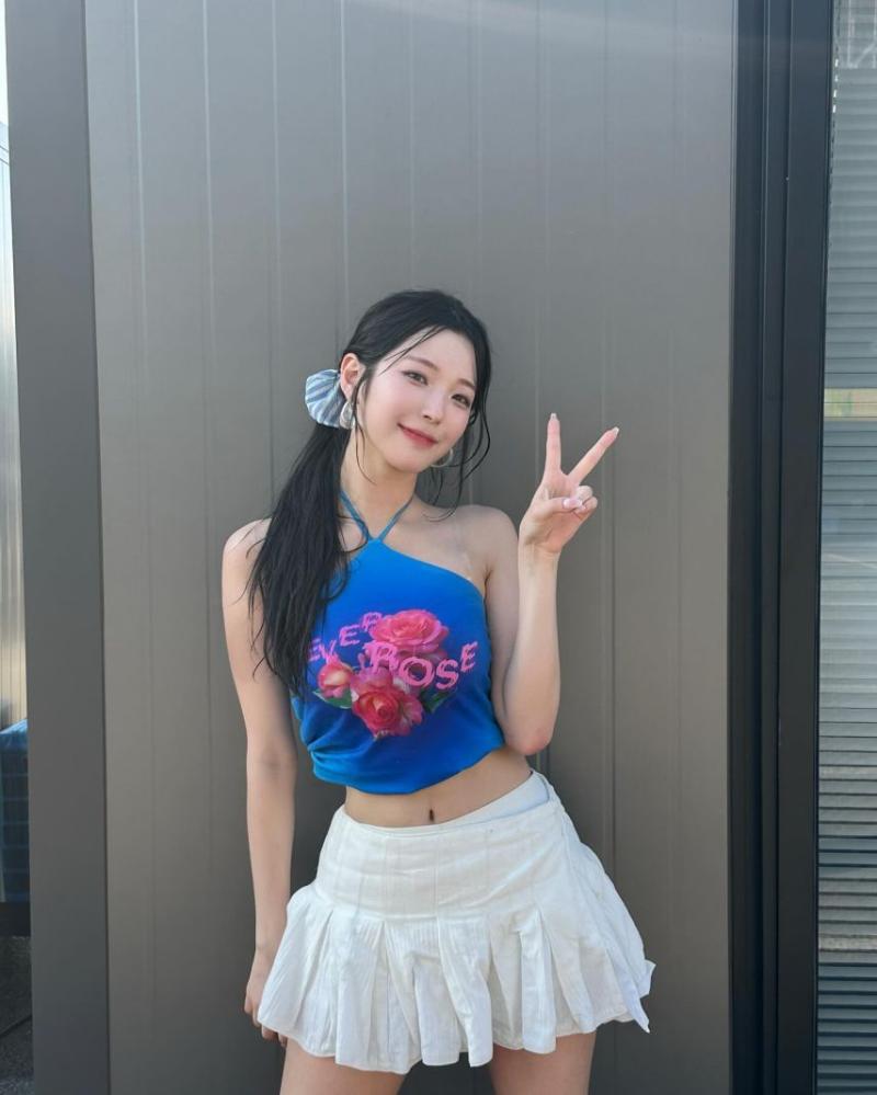 프로미스나인 백지헌 파란 반짝이 끈나시
