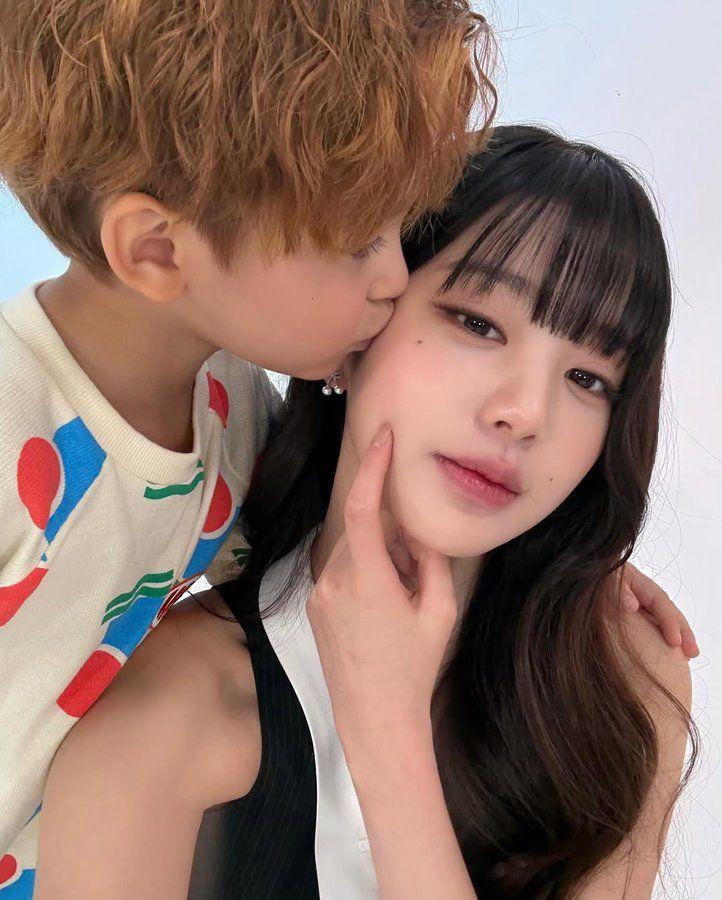 뽀뽀 받는 장원영...jpg