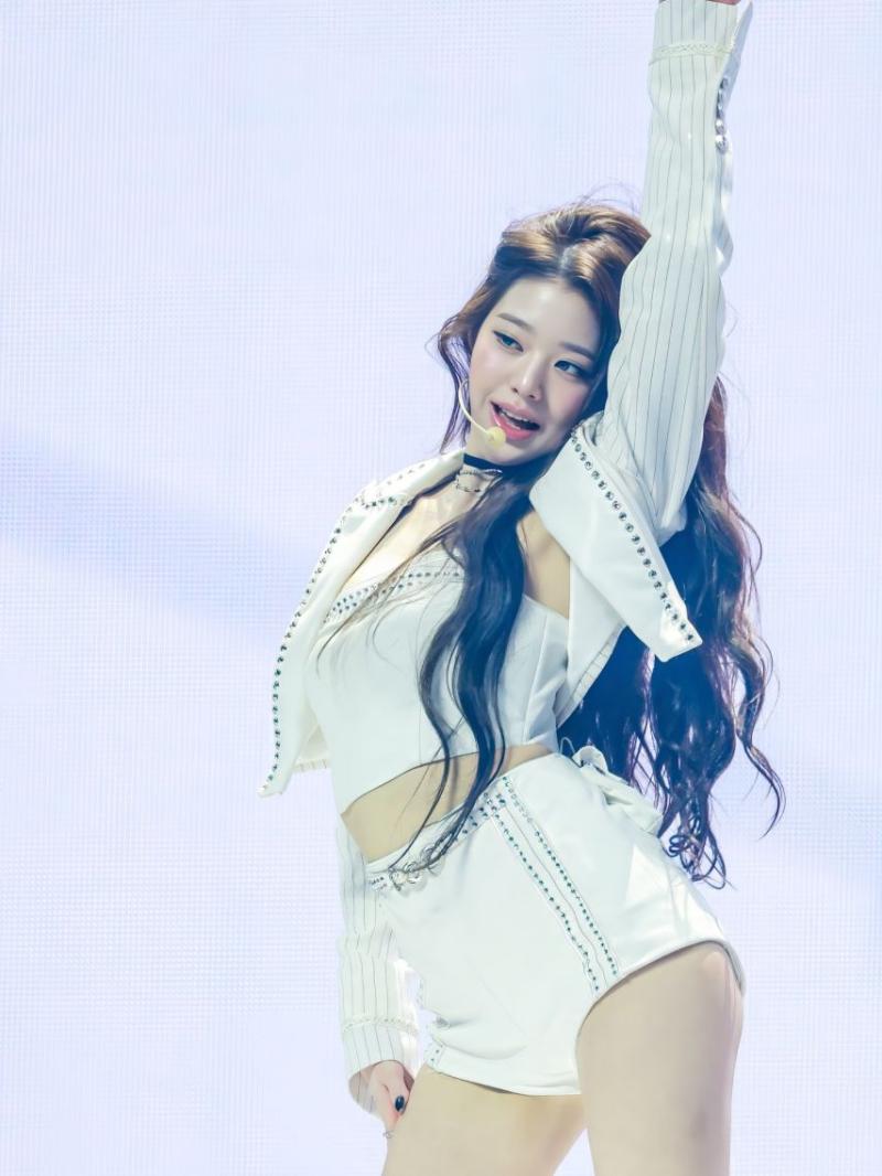 자켓 속 순백색 튜브탑 입고 숙이는 장원영 은근한 가슴골.jpg