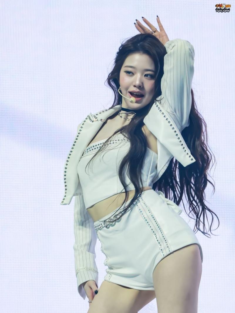 자켓 속 순백색 튜브탑 입고 숙이는 장원영 은근한 가슴골.jpg